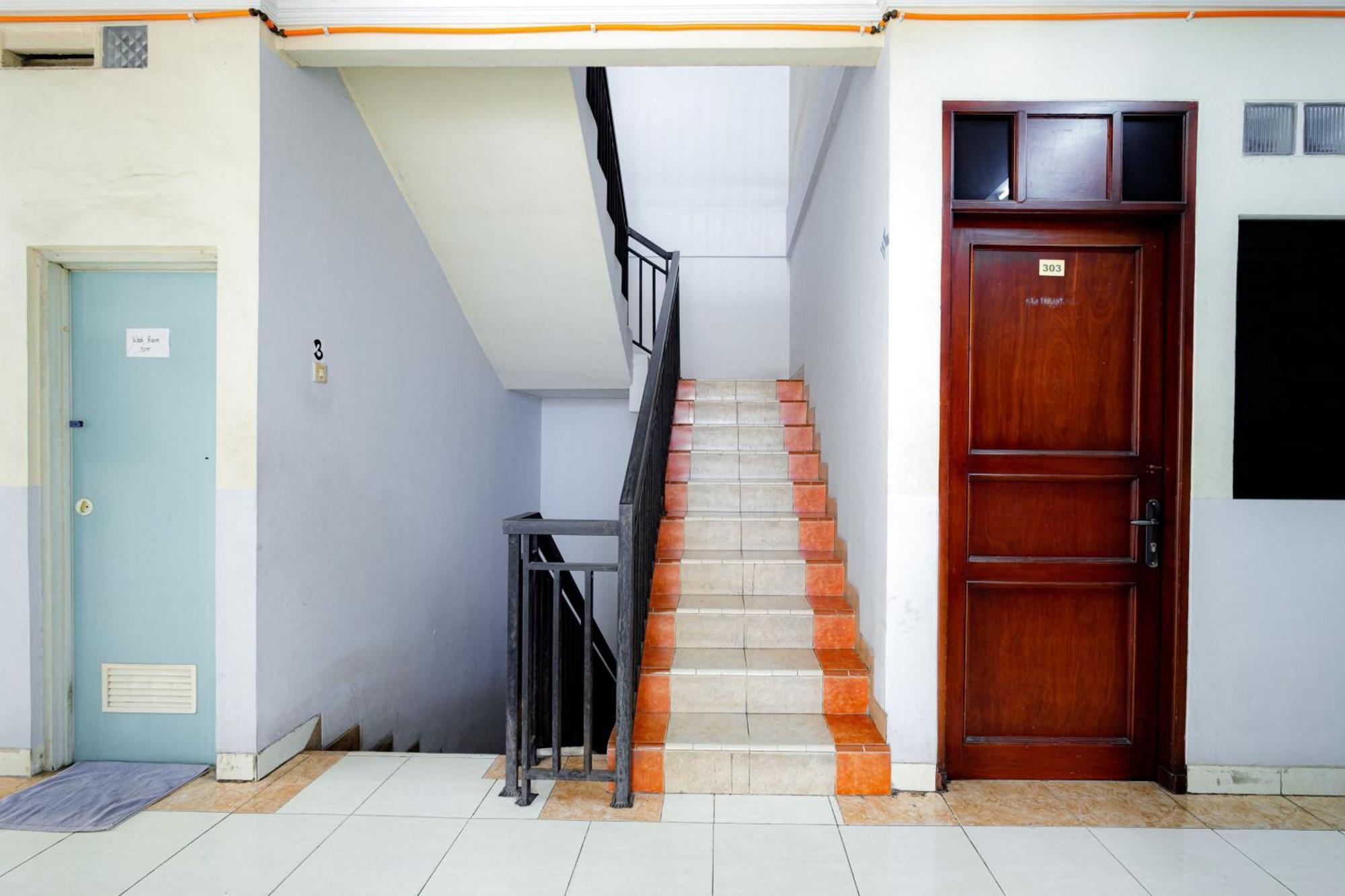 J&B Rooms Tomang Jakarta Mitra Reddoorz Dış mekan fotoğraf