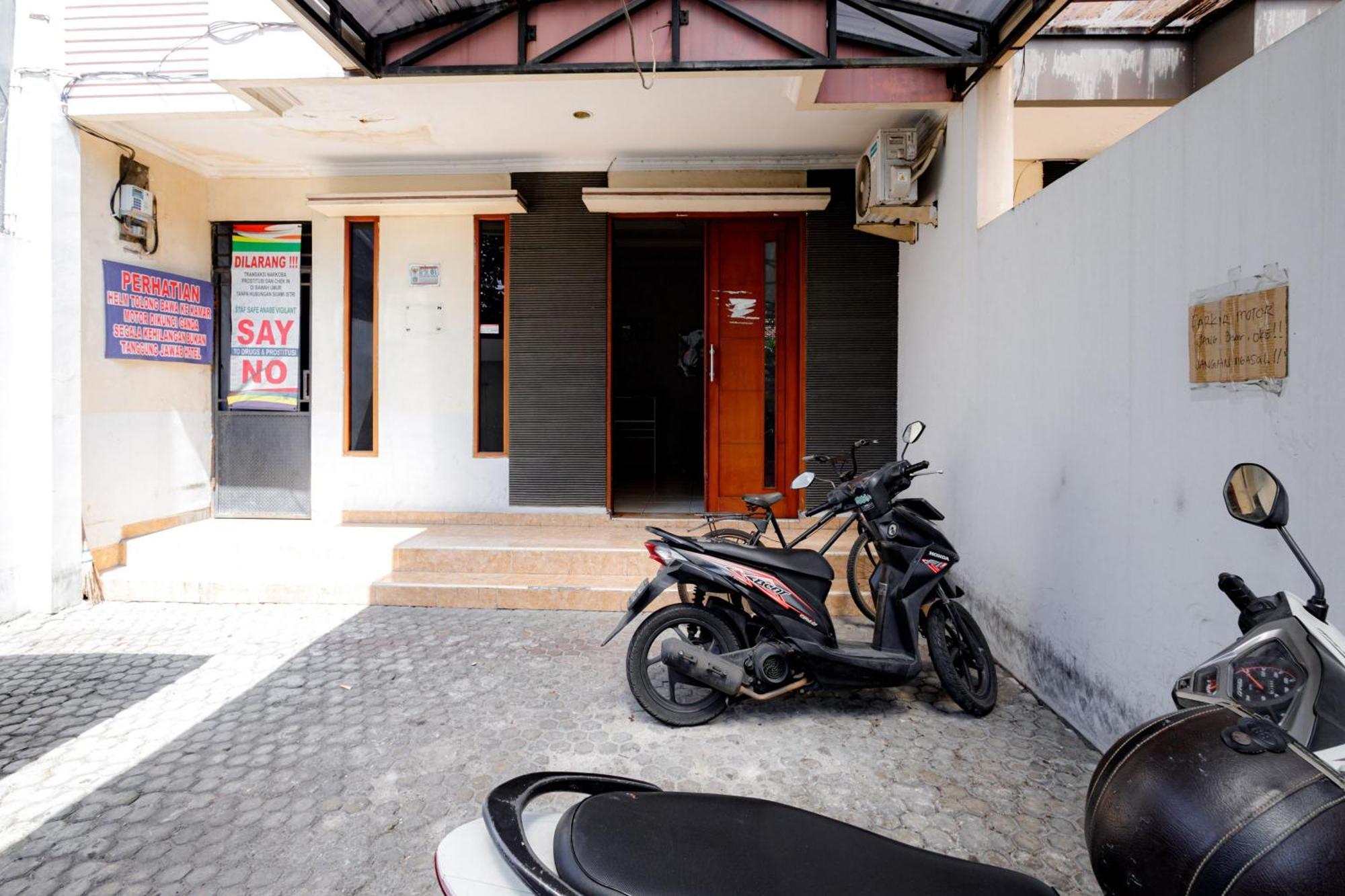 J&B Rooms Tomang Jakarta Mitra Reddoorz Dış mekan fotoğraf